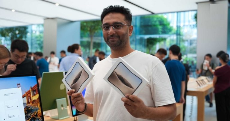 Hundreds queue at Orchard Road Apple Store for new iPhone Duo, first ...